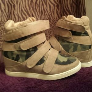 Sneaker hightop wedge