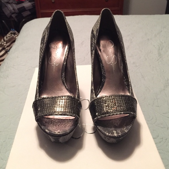 Jessica Simpson pewter grey snake skin pumps