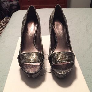 Jessica Simpson pewter grey snake skin pumps