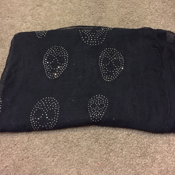 Skulls scarf