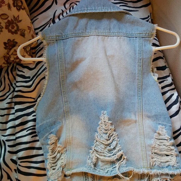 Distressed Jean vest - Picture 3 of 4