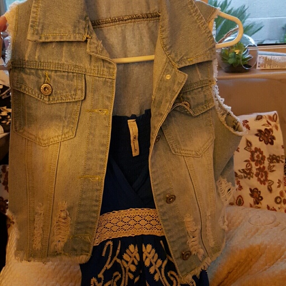 Distressed Jean vest - Picture 4 of 4