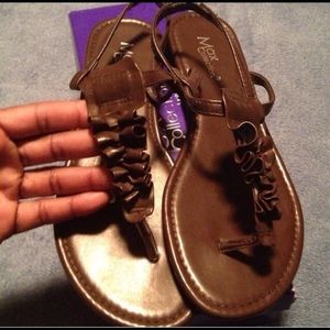 Very cute sandals in brown