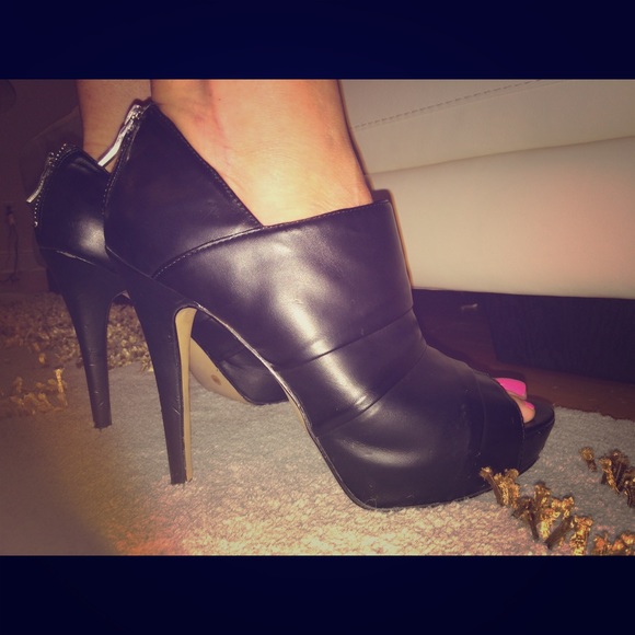 BCBG👗peep toe Booties