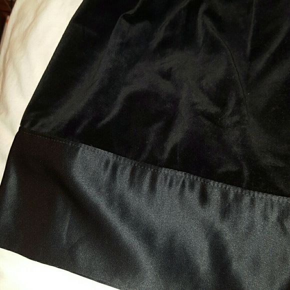 Super cute Black skirt . - Picture 2 of 2