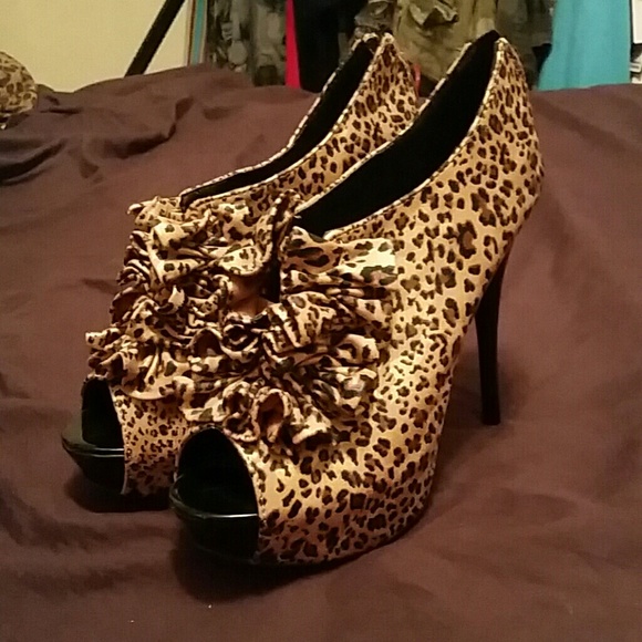 Leopard print cutout peep toe pumps