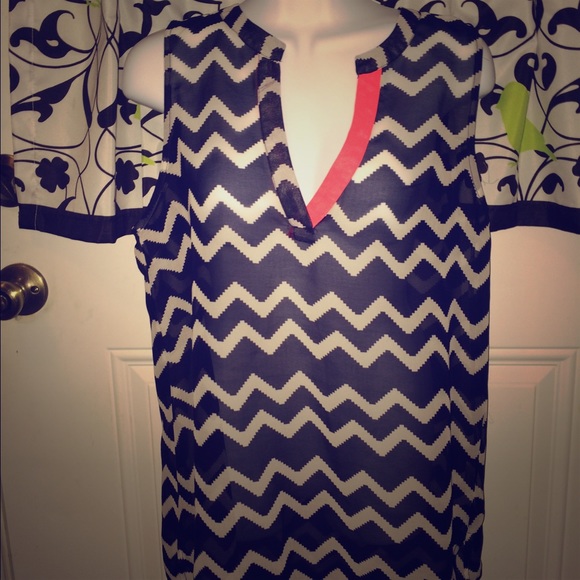 Sleeveless sheer chevron print blouse. Size M