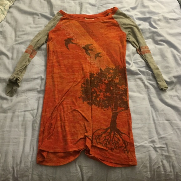 Mid-sleeve shirt