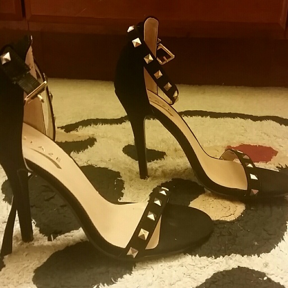 Black heels - Picture 3 of 3