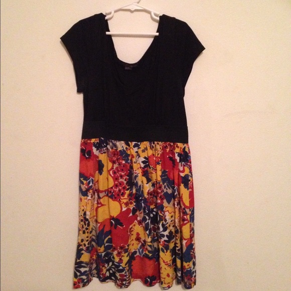 Black And Floral Scoopneck Dress - Picture 2 of 2