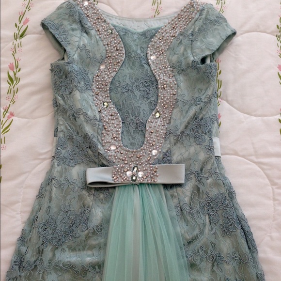 Customized designer gown with layers of long tail - Picture 2 of 4