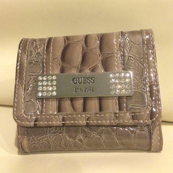 Guess Tri fold Walet very nice (used)