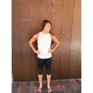 NWT Lulu Training Tough Crop Size 4