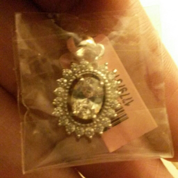 10 CTW Simulated White Diamond Pendant - Picture 2 of 2