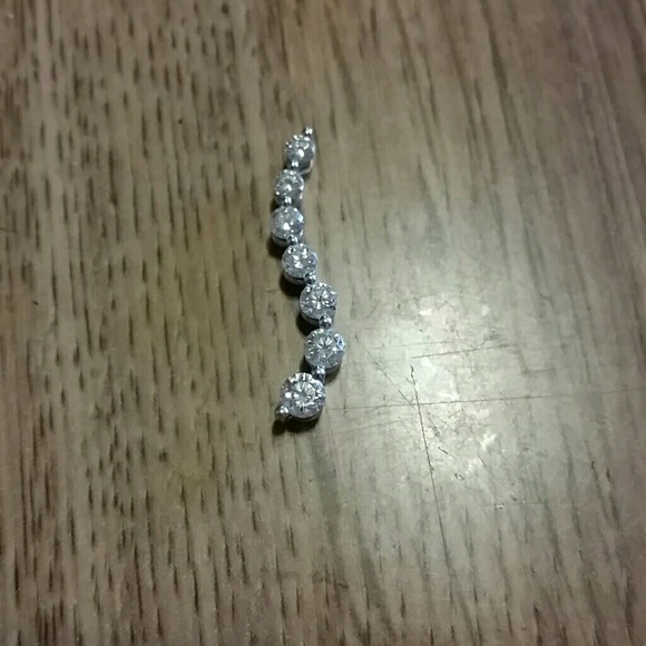 Leo 14kt white gold pendant