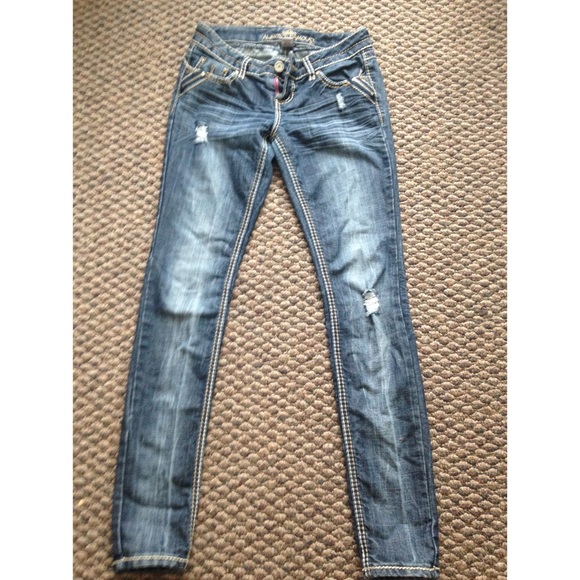 Size 3 Almost Famous skinny jeans