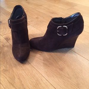 Banana Republic brown suede booties
