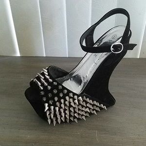 Black spike wedge