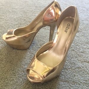 Gold metallic pumps!