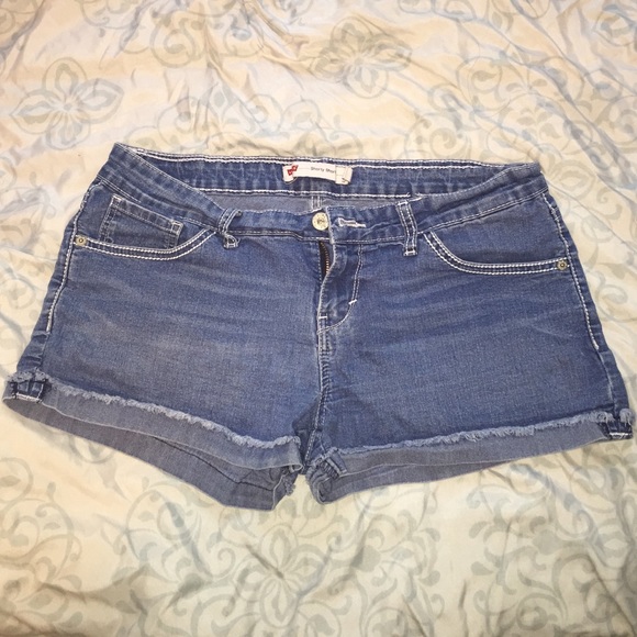 Levi shorty shorts