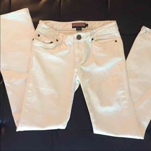Vineyard Vines size 2 white stretch skinny jeans!!