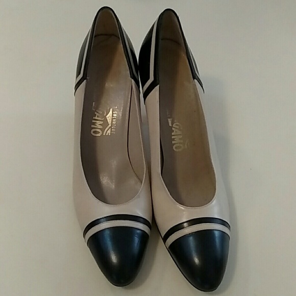 SALE* Beautiful tan and black Salvatore Ferragamos