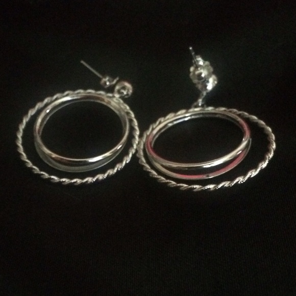~Vintage~ Silver-Tone Dangling Hoop Earrings - Picture 4 of 4