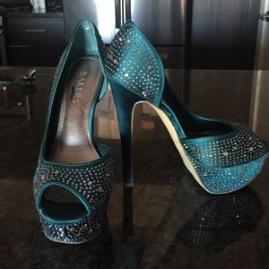 Turquoise peep toe pumps!