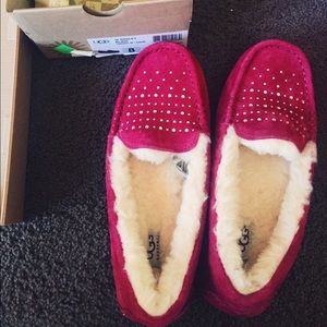 Brand new never worn UGG slippers!!