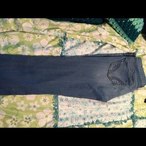 Size 7 hollister skinny jeans.