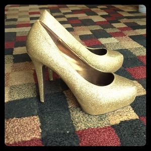 Worn one time! Very cute; sequin pumps!