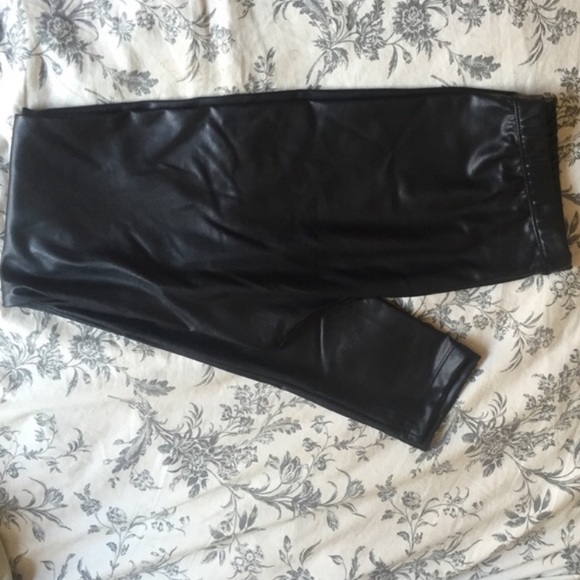 Black elastic leggings