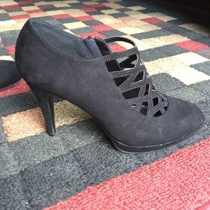 Cute heeled booties!! Worn 1 time!