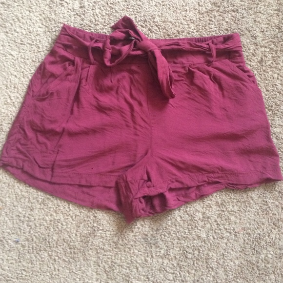 NWOT maroon shorts with a bow accent!!