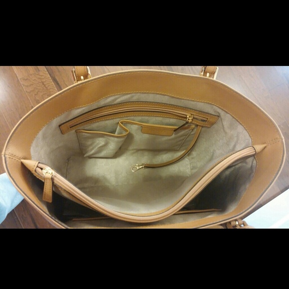 Additional shots MK Tote - Picture 3 of 4