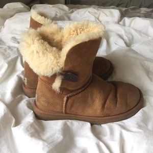 Ugg boots, Bailey Button style in chestnut