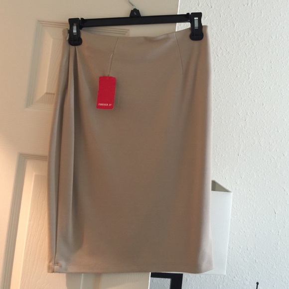 Fitted tan skirt