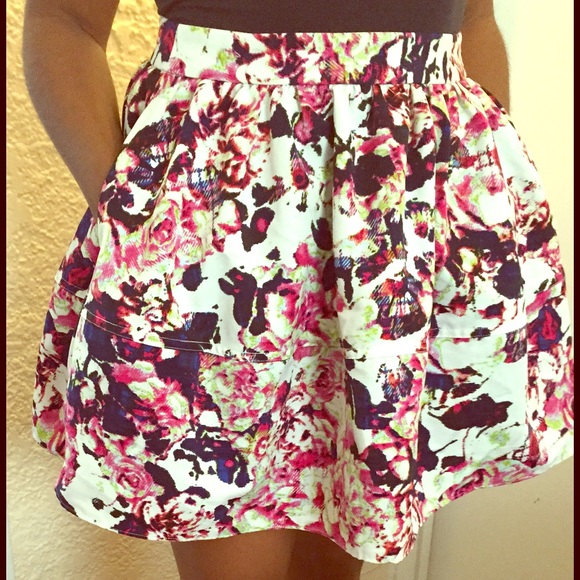 Floral skirt with pockets