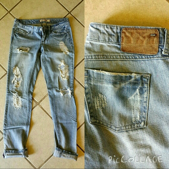 💥Price Lowered!💥Distressed Skinny Jean