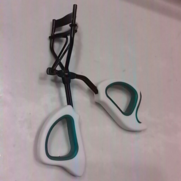 Eyelash curler