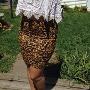 Highwaisted paisley patterned skirt