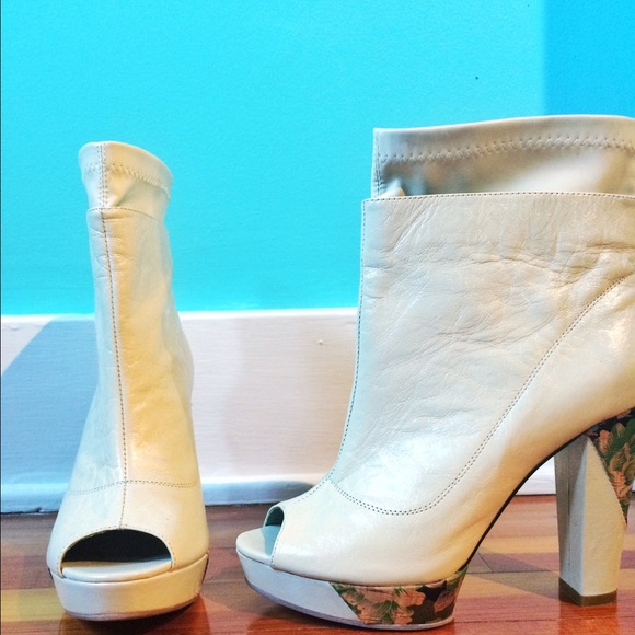 ModCloth Shoes - New Vintage Looking Off White Heels