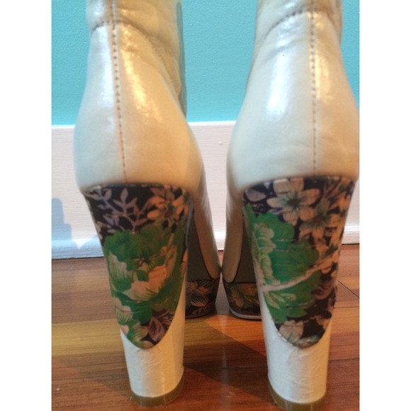 New Vintage Looking Off White Heels - Picture 3 of 3