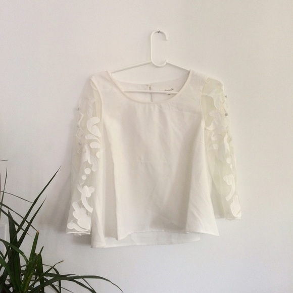 Elegant top with diamond arm cutout