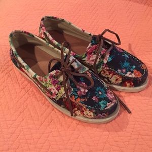 Aldo Floral slip on boat-like shoes.