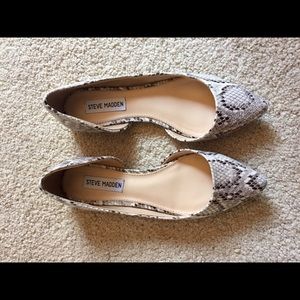 Steve Madden ISAAK natural snake point flats.
