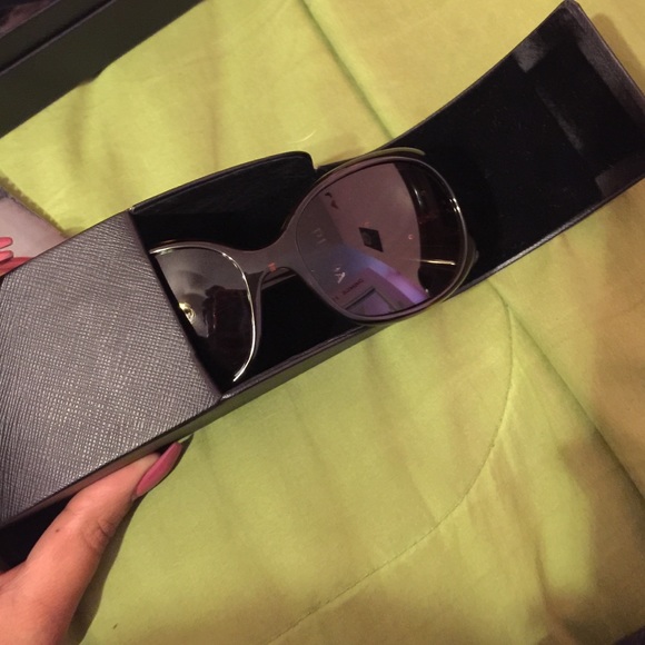 Prada sunglasses - Picture 2 of 4