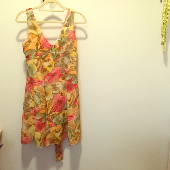Vintage flower print dress. Size 6 (would fit a 4)