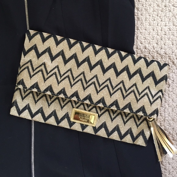 ✨HP 8/22!!! ✨Gold and Black Chevron Clutch