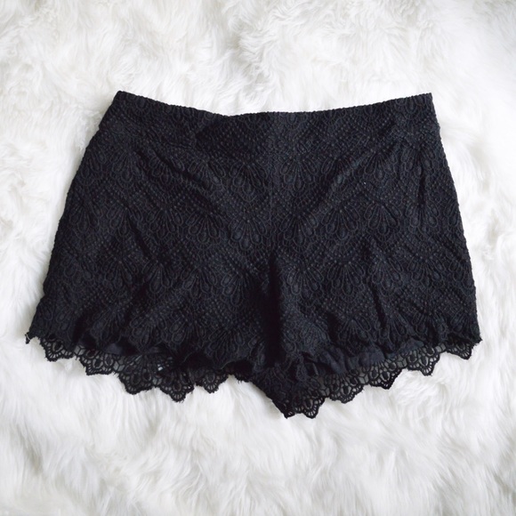 Elevenses Scalloped Lace Shorts